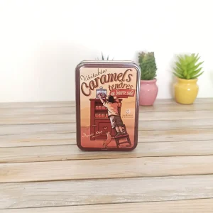 Boite en métal "Véritables caramels tendres", avec décor vintage - La Maison d'Armorine, Quiberon, France