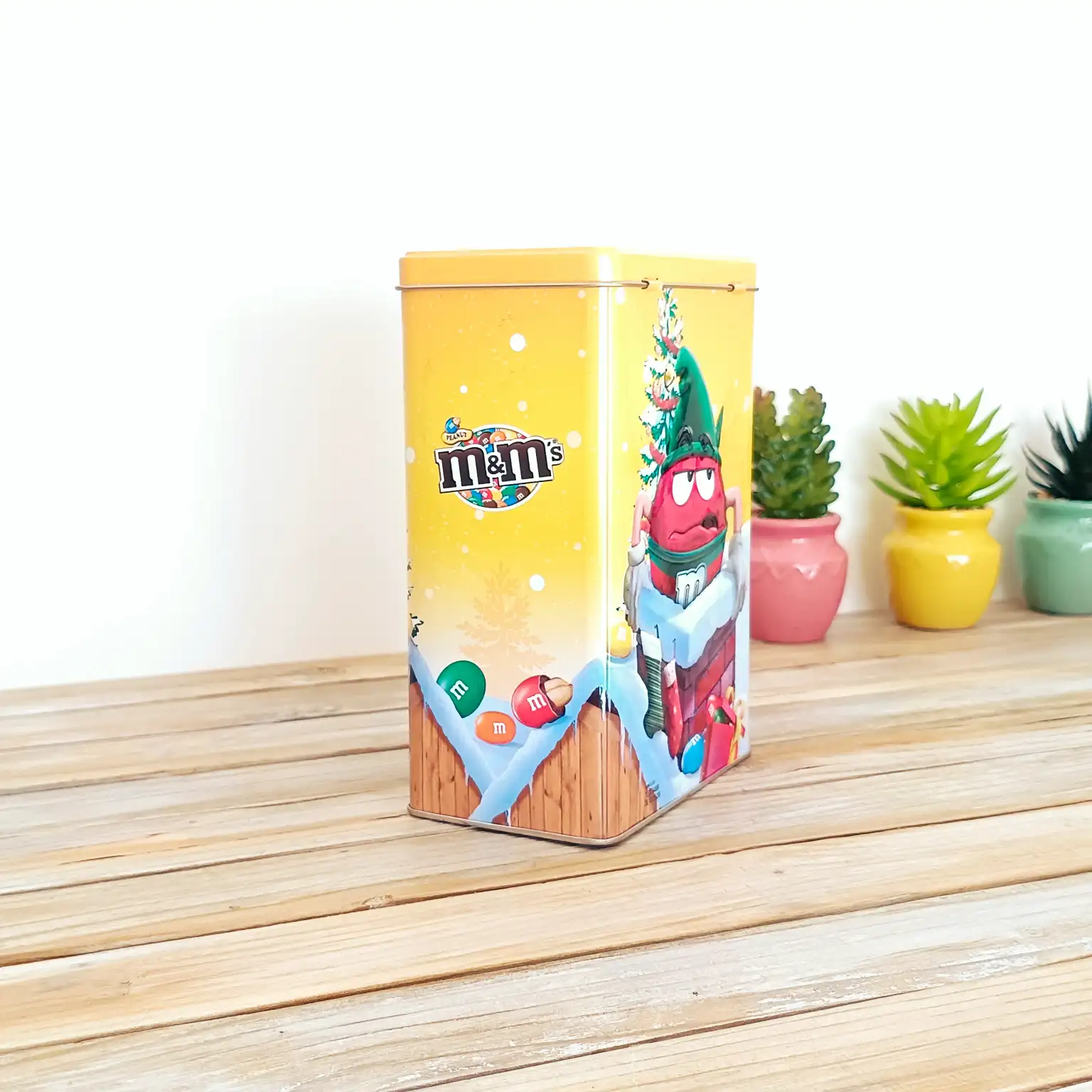 Boîte Métal M&M's Noël Embossée - Collector Red Elfe - Déco publicitaire Jaune – Image 4