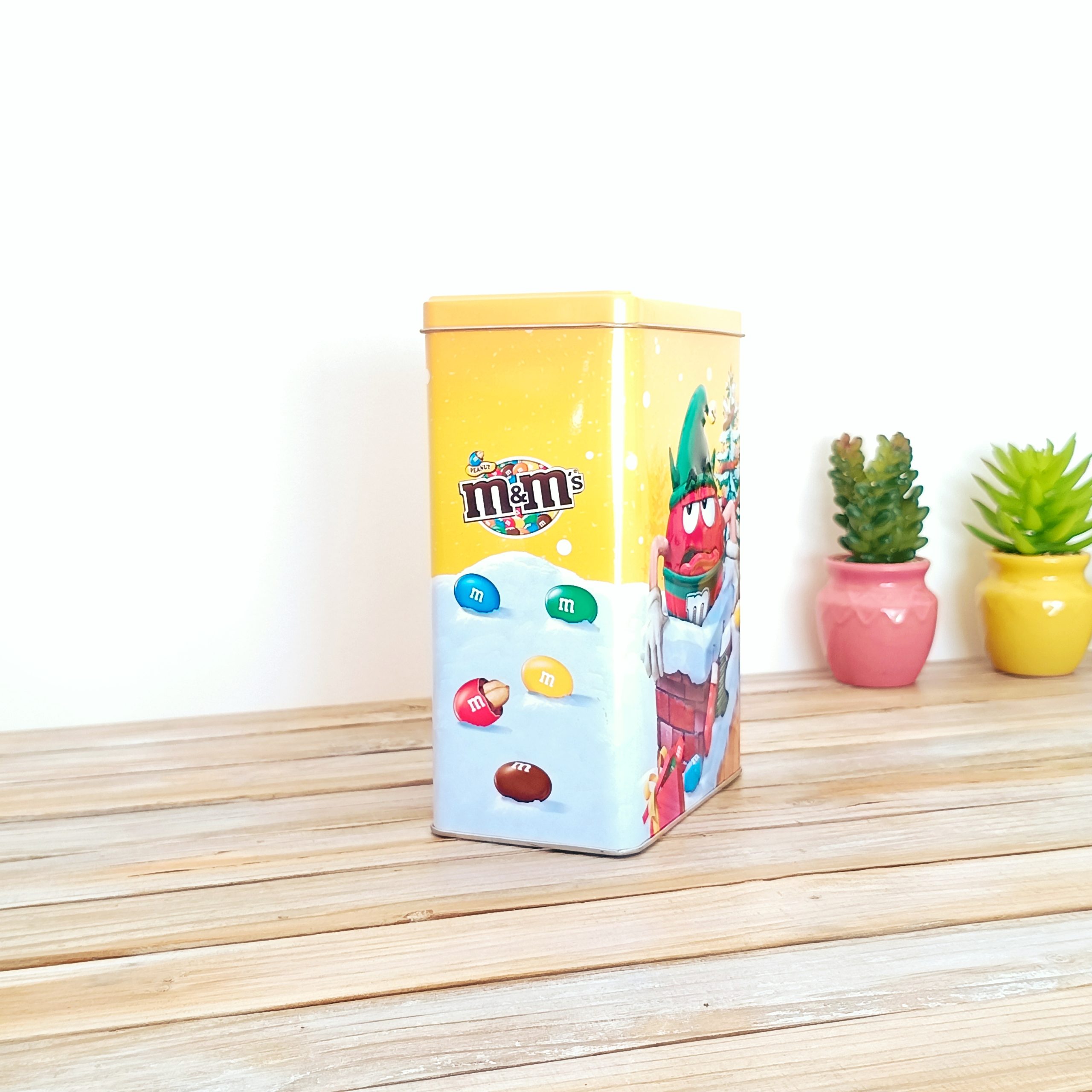 Boîte Métal M&M's Noël Embossée - Collector Red Elfe - Déco publicitaire Jaune – Image 5