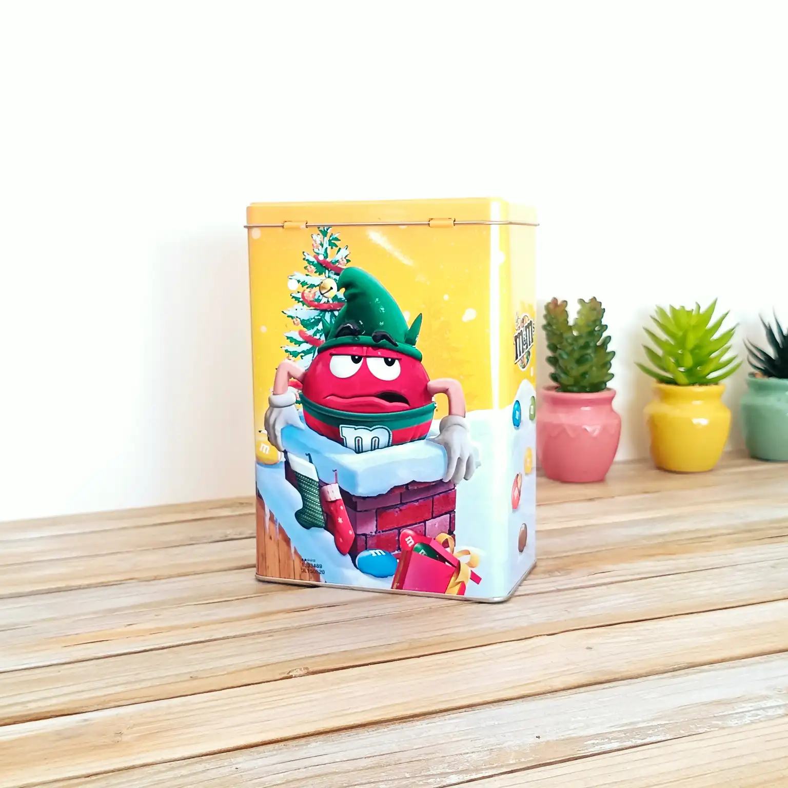 Boîte Métal M&M's Noël Embossée - Collector Red Elfe - Déco publicitaire Jaune – Image 6