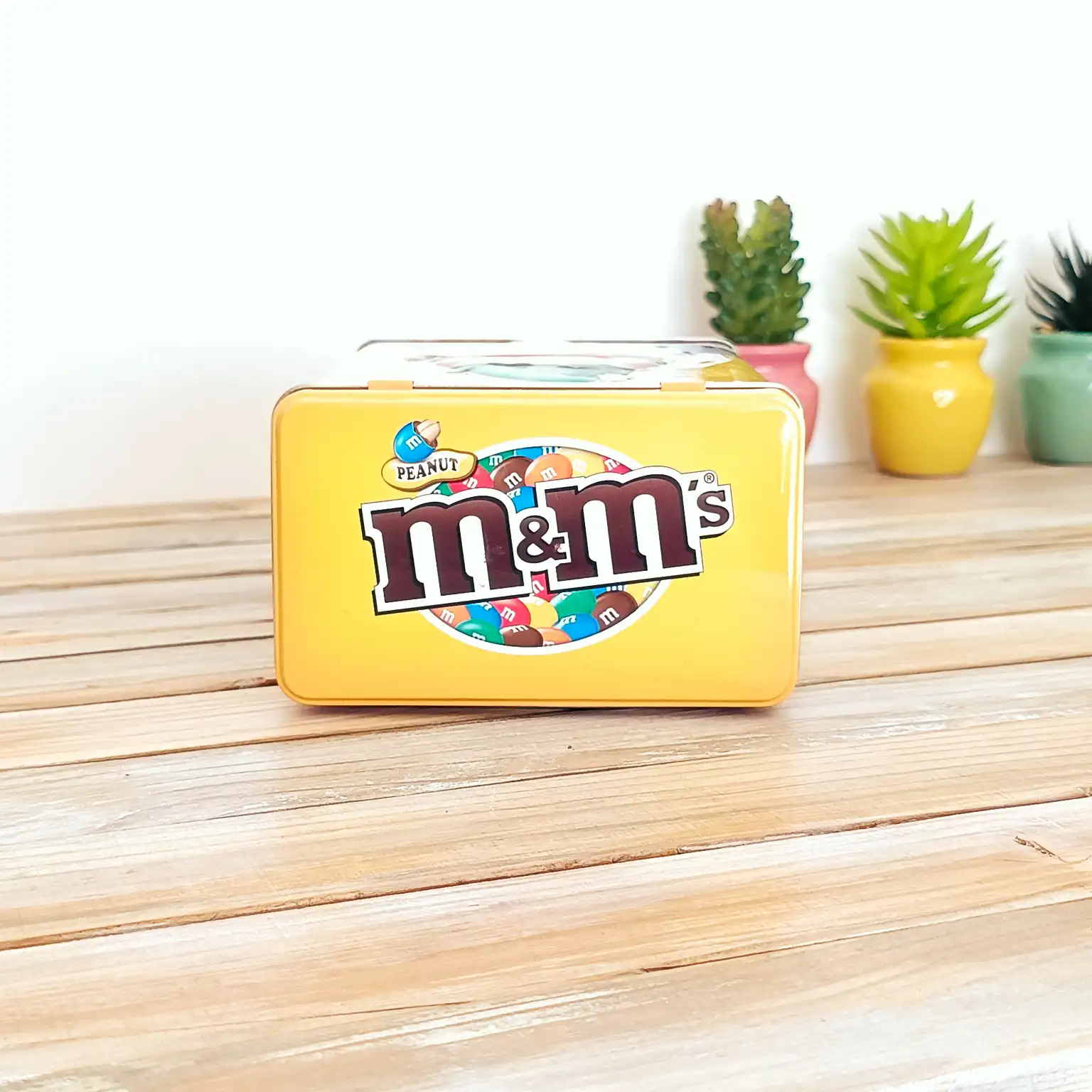 Boîte Métal M&M's Noël Embossée - Collector Red Elfe - Déco publicitaire Jaune – Image 2