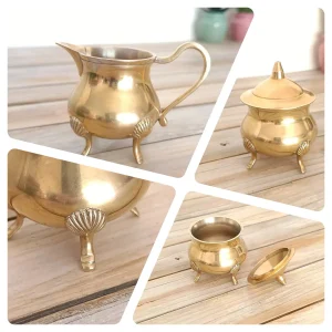 Ensemble de mini sucrier et pot à lait anciens - en laiton, patine dorée